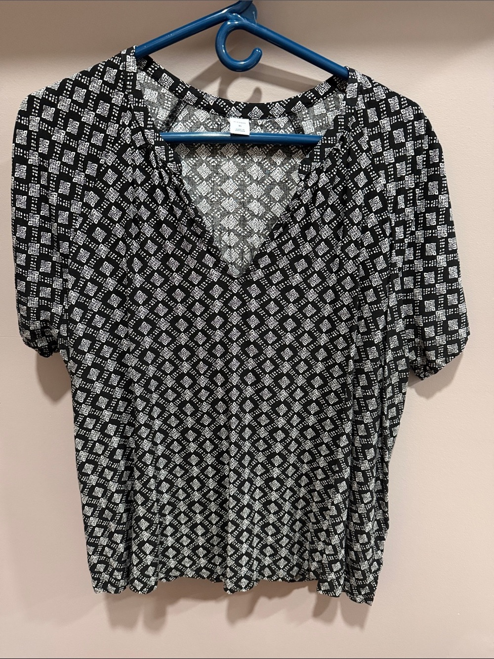 Old Navy Black & White Geometric V-Neck Blouse XL
